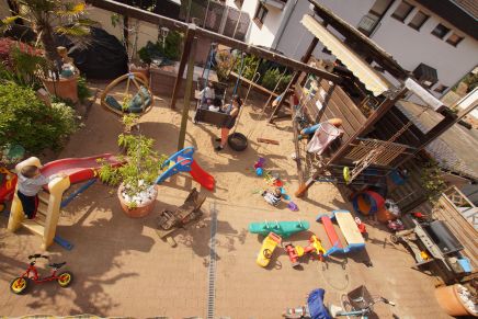 2018-05 Kinderspielplatz und Garten 002